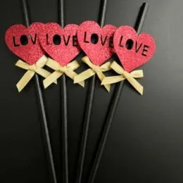 Διακοσμητικά Καλαμάκια LOVE με Καρδιά & Φιόγκο – 5 Τεμάχια για Ρομαντική Διακόσμηση
